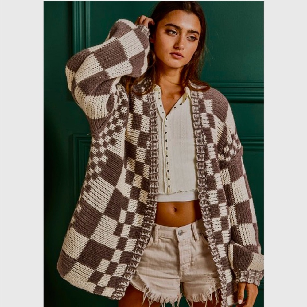 COZY OVERSIZED CHECKERED KNIT CARDIGAN
